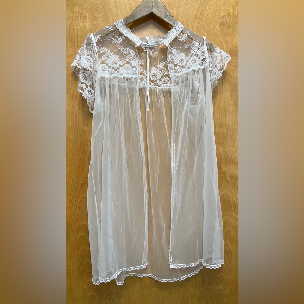 Vintage Miss Elaine — Cap-sleeve Sheer Lace Nightgown/ Robe